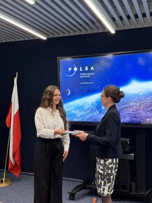 Julia Bielińska, studentka Wydziału Architektury PG, odbiera nominację do Rady Studentów przy Prezesie POLSA.