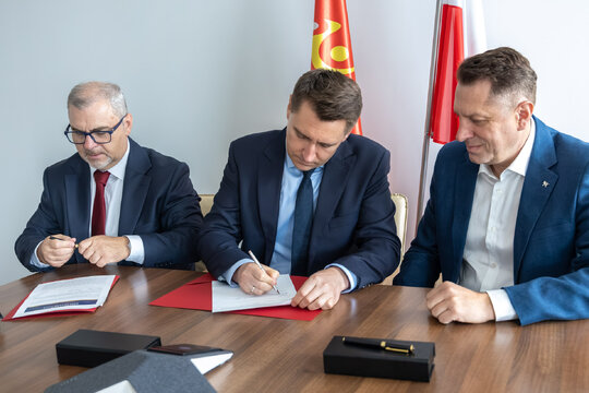  Od prawej strony: Grzegorz Latosiński, Wiceprezes Zarządu Poczty Polskiej ds. IT; Grzegorz Sokołowski, Prezes Zarządu SICOM sp. z o.o.; Jacek Fijałkowski, Wiceprezes Zarządu Poczty Polskiej ds. Finansowych 
