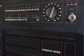 Pulpit sterowniczy MERY 400. Konstrukcja komputera pochodzi z lat 70. XX wieku.