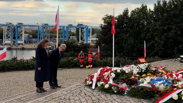 Przedstawiciele Zarządu Poczty Polskiej pod Pomnikiem Obrońców Wybrzeża 