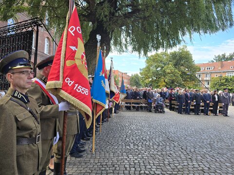 Uroczystości pod Pomnikiem Obrońców Poczty Polskiej w Gdańsku 