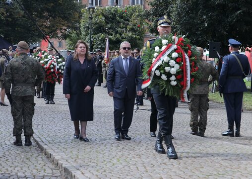 Delegacja Zarządu Poczty Polskiej składa wieniec pod Pomnikiem Obrońców Poczty Polskiej 