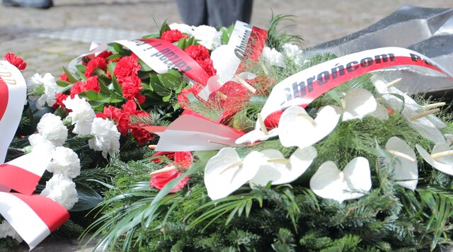 Uroczystości pod pomnikiem Obrońców Poczty Polskiej w Gdańsku 