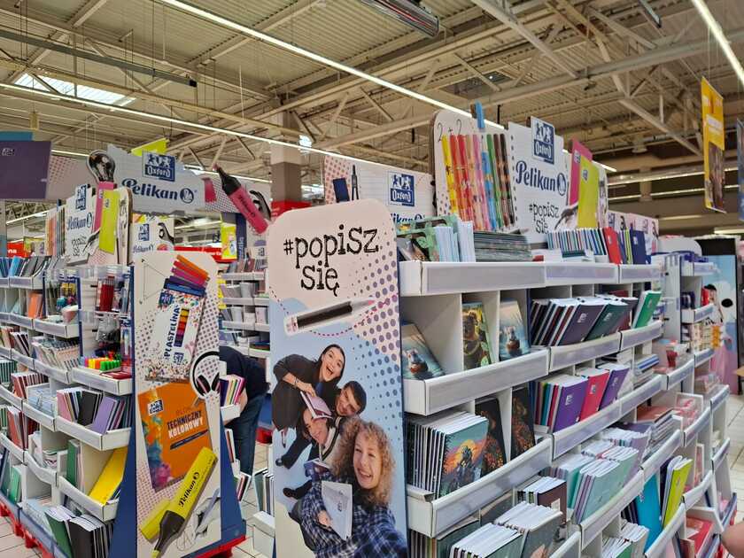 Ruszył rok szkolny, a rodzice znów ruszyli do sklepów - Carrefour odpowiada ogólnopolską akcją “3+3 gratis” na najważniejsze kategorie szkolne
