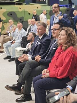 Prezentacji znaczka dokonała Prezes Poczty Polskiej Magdalena Gaj i Minister Wojciech Balczun 