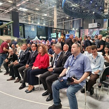 Prezentacji znaczka dokonała Prezes Poczty Polskiej Magdalena Gaj i Minister Wojciech Balczun 