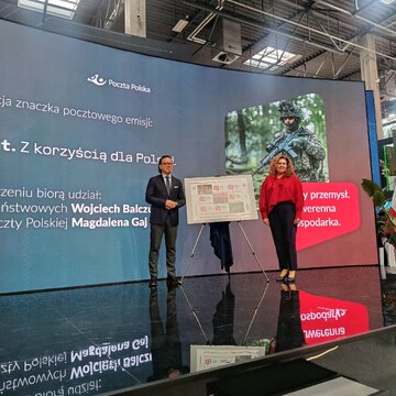Prezentacji znaczka dokonała Prezes Poczty Polskiej Magdalena Gaj i Minister Wojciech Balczun 