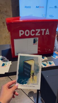 Dla uczestników uroczystości Poczta Polska przygotowała pamiątkowe kartki i znaczki pocztowe 