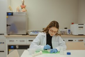 Inż. Anna Melnyk podczas prac nad nową generacją ceramiczno-polimerowych cementów kostnych. 