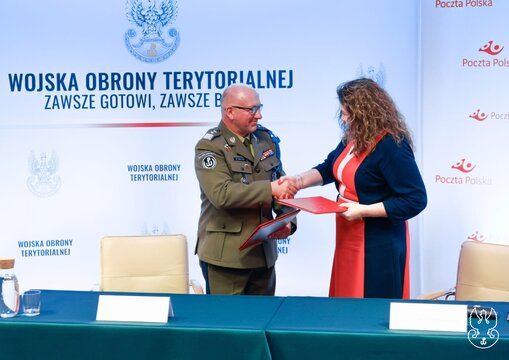 Prezes Zarządu Poczty Polskiej Magdalena Gaj i Dowódca Wojsk Obrony Terytorialnej gen. dyw. dr Krzysztof Stańczyk 
