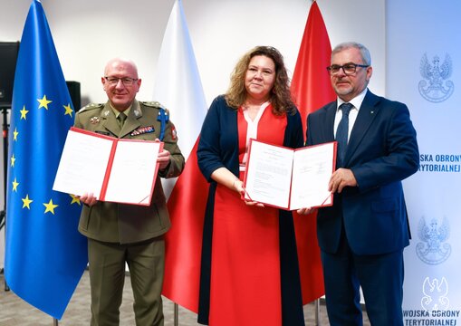 Prezes Zarządu Poczty Polskiej Magdalena Gaj, Dowódca Wojsk Obrony Terytorialnej gen. dyw. dr Krzysztof Stańczyk i Wiceprezes Poczty Polskiej Jacek Fijałkowski 