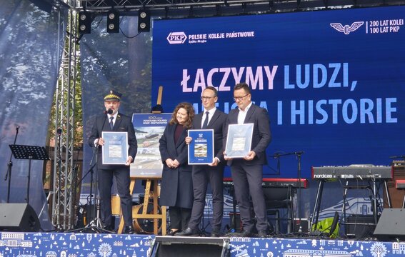 Prezentacja znaczka na 100-lecie PKP 