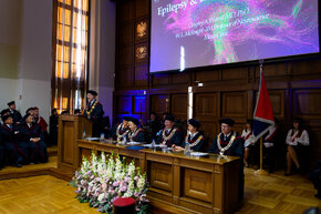 Prof. Gregory Worrell podczas wykładu inauguracyjnego 