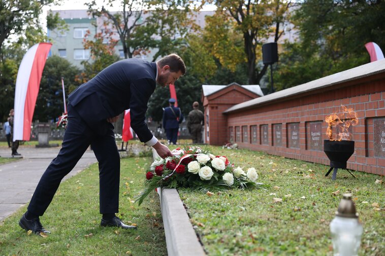 Uroczystości na Cmentarzu Ofiar Hitleryzmu, fot  D Paszlinski, www gdansk pl (5)