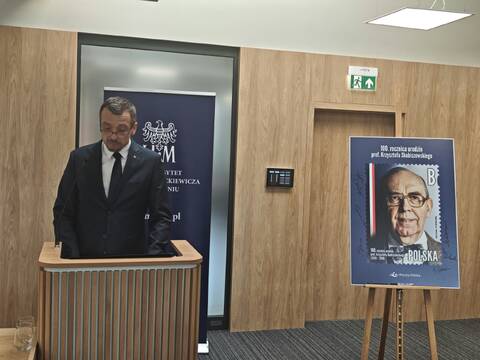 Wiceprezes Zarządu Poczty Polskiej Marek Mąkosa podczas prezentacji znaczka  
