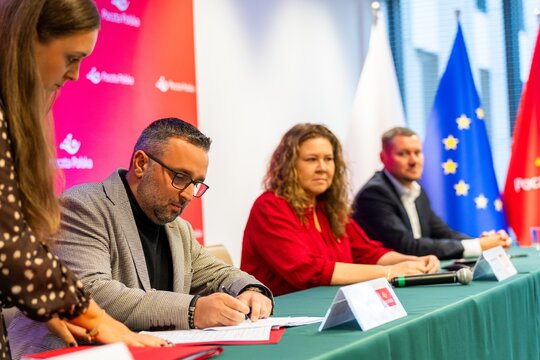 Zarząd Poczty Polskiej i organizacje związkowe podpisały nowy Zakładowy Układ Zbiorowy Pracy 