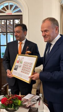 Przekazanie znaczków - premier Donald Tusk i maharadża Yuvraj Sambhaji Chhatrapati 