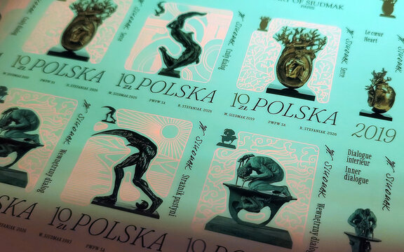 Uszlachetnienie znaczka można obserwować w świetle krótkofalowym UV-C (długość fali 254 nm) 