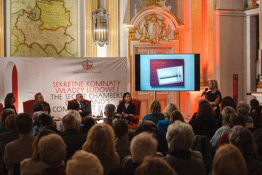 Na zdjęciu są widoczne osoby biorące udział w spotkaniu Sekretne komnaty władzy ludowej