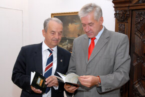 2007-06-22  Rektor Janusz Rachoń przekazuje wiersze Antoniemu Dutko - fot. K.Krzempek