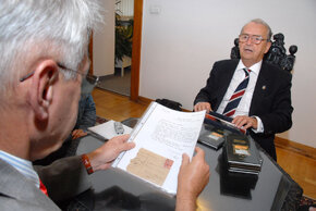 2007-06-22  Rektor Janusz Rachoń przekazuje wiersze Antoniemu Dutko - fot. K.Krzempek