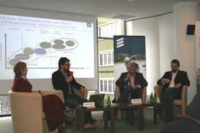 Od lewej siedzą: Katarzyna Pąk, Ericsson; dr Mirosław Filiciak - SWPS; Edwin Bendyk - moderator, Collegium Civitas; dr Dominik Batorski - UW