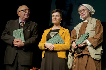 Laureaci Nagrody Znaku i Hestii im. ks. Tischnera: siostra Małgorzata Chmielewska, prof. Jerzy Szacki, dr Karolina Wigura