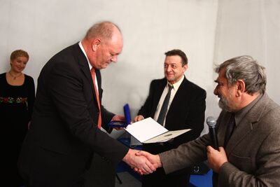 Rektor ASP Prof. Konstanty Piwocki wręcza Medal Stulecia ASP prezesowi firmy Ericsson sp. z o.o. Larsowi E. Svenssonowi