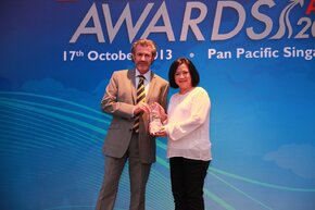 Ms Noryate Bte Abdul Rahman, Cargo Manager Singapore, accepting the ‘Overall Carrier Of The Year’ award on behalf of Emirates SkyCargo from Mr Willie van Heusden, Chairman of the Federation of Asia Pacific Air Cargo Associations (FAPAA), at the Payload Asia Awards 2013. (Credit: Payload Asia)