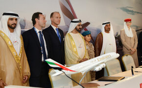 Od lewej: His Highness Sheikh Hamdan bin Mohammed Al Maktoum, Crown Prince of Dubai; Fabrice Brégier, Airbus President and CEO; Tom Enders, Chief Executive EADS; Sheikh Mohammed bin Rashid Al Maktoum UAE Vice President, Prime Minister and Ruler of Dubai and His Highness Sheikh Ahmed bin Saeed Al Maktoum, Chairman and Chief Executive, Emirates Airline and Group.

 