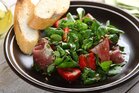 Aromatyczna salatka z truskawkami i suszona szynka.jpg