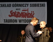 Prezydent wręcza ordery zasłużonym górnikom.JPG