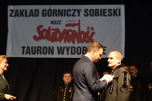 Prezydent wręcza ordery zasłużonym górnikom.JPG