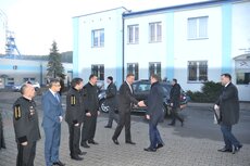 Prezydent A. Duda wita się z prezesem TAURON Polska Energia Remigiuszem Nowakowskim.JPG