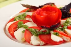 salatka-caprese-z-roza-z-pomidora.jpg