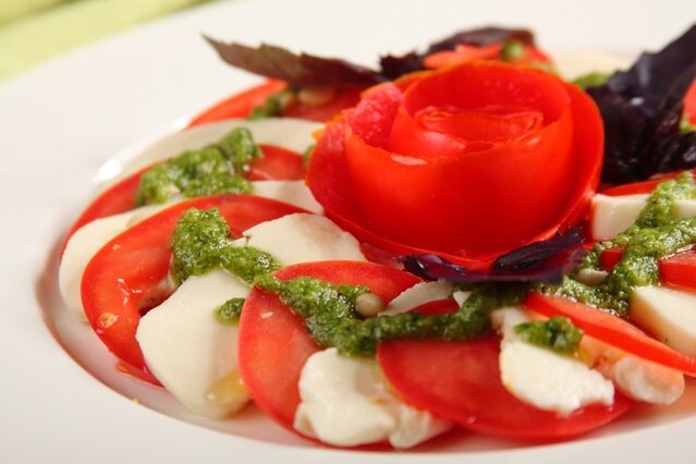 salatka-caprese-z-roza-z-pomidora.jpg