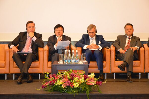 Pierwszy z lewej Remigiusz Nowakowski, prezes zarządu TAURON Polska Energia.JPG