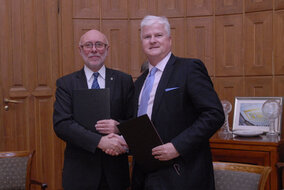 Od lewej: prof. dr hab. inż. Jan Szmidt, Rektor Politechniki Warszawskiej; Martin Mellor, Country Manager, Ericsson