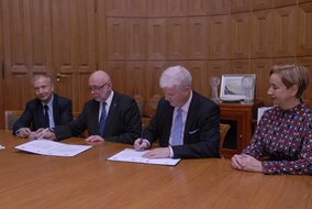 od lewej: dr inż. Mirosław Słomiński, Pełnomocnik Rektora ds. Partnerstwa Gospodarczego; prof. dr hab. inż. Jan Szmidt, Rektor Politechniki Warszawskiej; Martin Mellor, Country Manager, Ericsson; Katarzyna Pąk, Head of Strategy, Marketing & Communications, Ericsson

