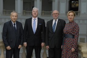 od lewej: dr inż. Mirosław Słomiński, Pełnomocnik Rektora ds. Partnerstwa Gospodarczego; Martin Mellor, Country Manager, Ericsson; prof. dr hab. inż. Jan Szmidt, Rektor Politechniki Warszawskiej; Katarzyna Pąk, Head of Strategy, Marketing & Communications, Ericsson

