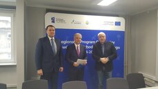 Podpisanie umowy o dofinansowanie. Od lewej Marcin Lemański i Roman Pionkowski z Energa Wytwarzanie oraz  Konstanty Oświęcimski z WFOŚ (2).jpg