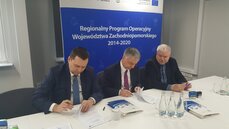Podpisanie umowy o dofinansowanie. Od lewej Marcin Lemański i Roman Pionkowski z Energa Wytwarzanie oraz  Konstanty Oświęcimski z WFOŚ.jpg