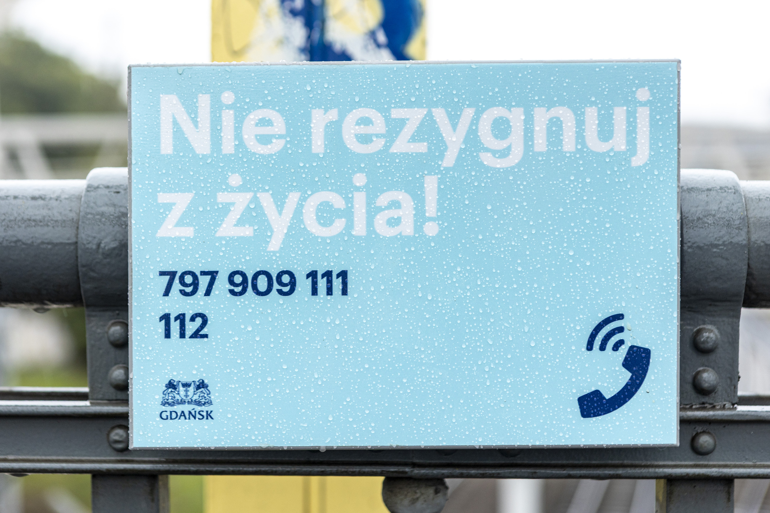 „Nie rezygnuj z życia!” – tabliczki ze wsparciem na 30 gdańskich ...