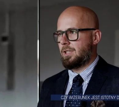 Jak wizerunek wspiera sprzedaż? – to pierwsze video z nowego cyklu, w którym będziemy dzielić się naszą wiedzą i doświadczeniem.

Twój wizerunek buduje oczekiwania klienta wobec Twojej firmy, produktów, usług, procesów i ludzi - wobec wszystkiego, czym jest Twoja firma. Wpływa więc pośrednio na sprzedaż, dlatego warto zastanowić się, na jakie elementy komunikacji należy postawić, żeby przyniosła ona oczekiwane efekty. 

Takie i inne produkcje video znajdują się również w ofercie naszej agencji. Jeżeli potrzebujcie wsparcia w tym zakresie, jesteśmy do Waszej dyspozycji.

Zachęcamy do kontaktu!
www.brandscope.pl