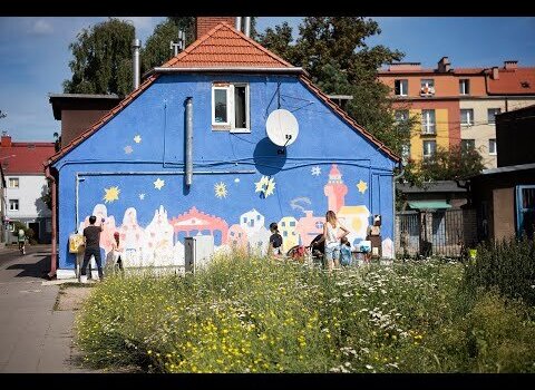 Bohaterami filmu "Baza 100 %" są dzieci mieszkające w Nowym Porcie, które uczestniczyły w projekcie "Nowy Port – nowe spojrzenie". Przez dwa miesiące pod opieką pracowników Muzeum Gdańska i artystów poznawały historię swojego miasta i dzielnicy, aby finalnie uwiecznić ją na muralu. 
Oto filmowa relacja z projektu i jego efektów.