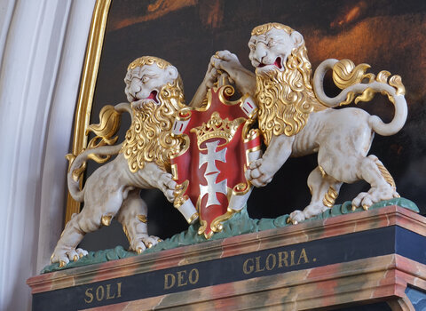 Zdjęcie przedstawia dwa lwy trzymające herb Gdańska. 