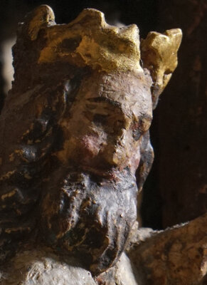 Zdjęcie przedstawia figurki króla i królowej spoglądające w dół z okien. Obserwują zmagania nieobecnego na zdjęciu św. Jerzego ze smokiem.  