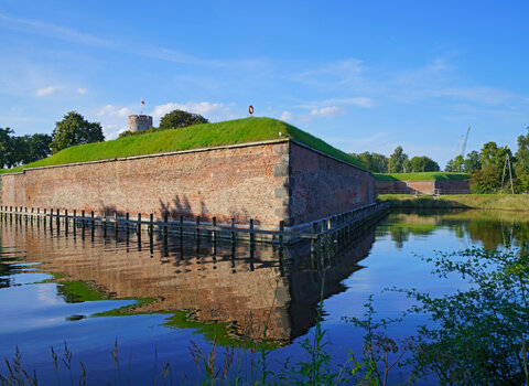 Zdjęcie przedstawia jeden z bastionów Twierdzy widoczny od strony otaczającego ją kanału wodnego. 