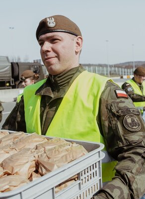 Pomoc dla oczekujących na przejściu granicznym Gorzyczki, 13 Śląska Brygada OT - 18.03.2020