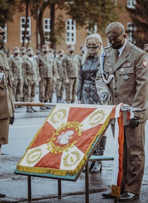 Wręczenie sztandaru wojskowego 4 Warmińsko - Mazurskiej Brygadzie OT